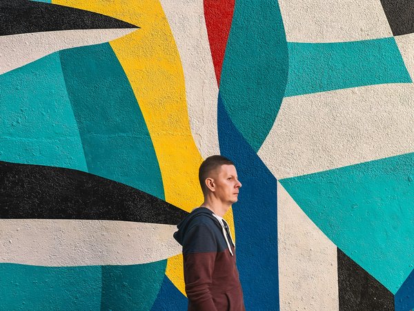 Comment les motifs géométriques sont-ils utilisés dans l'architecture islamique pour symboliser l'infini ?