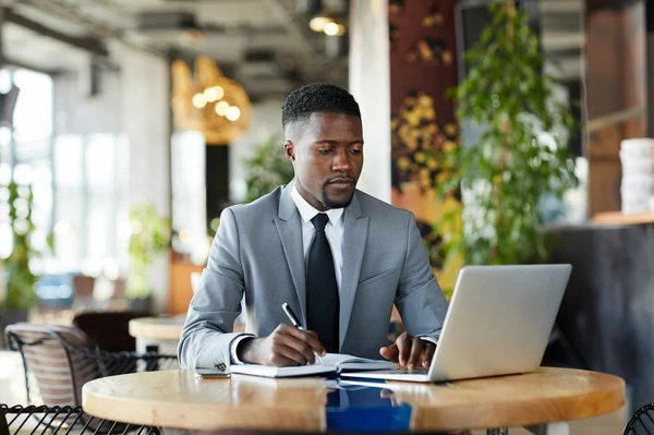 Différence entre portage salarial et AE : quel statut choisir ?